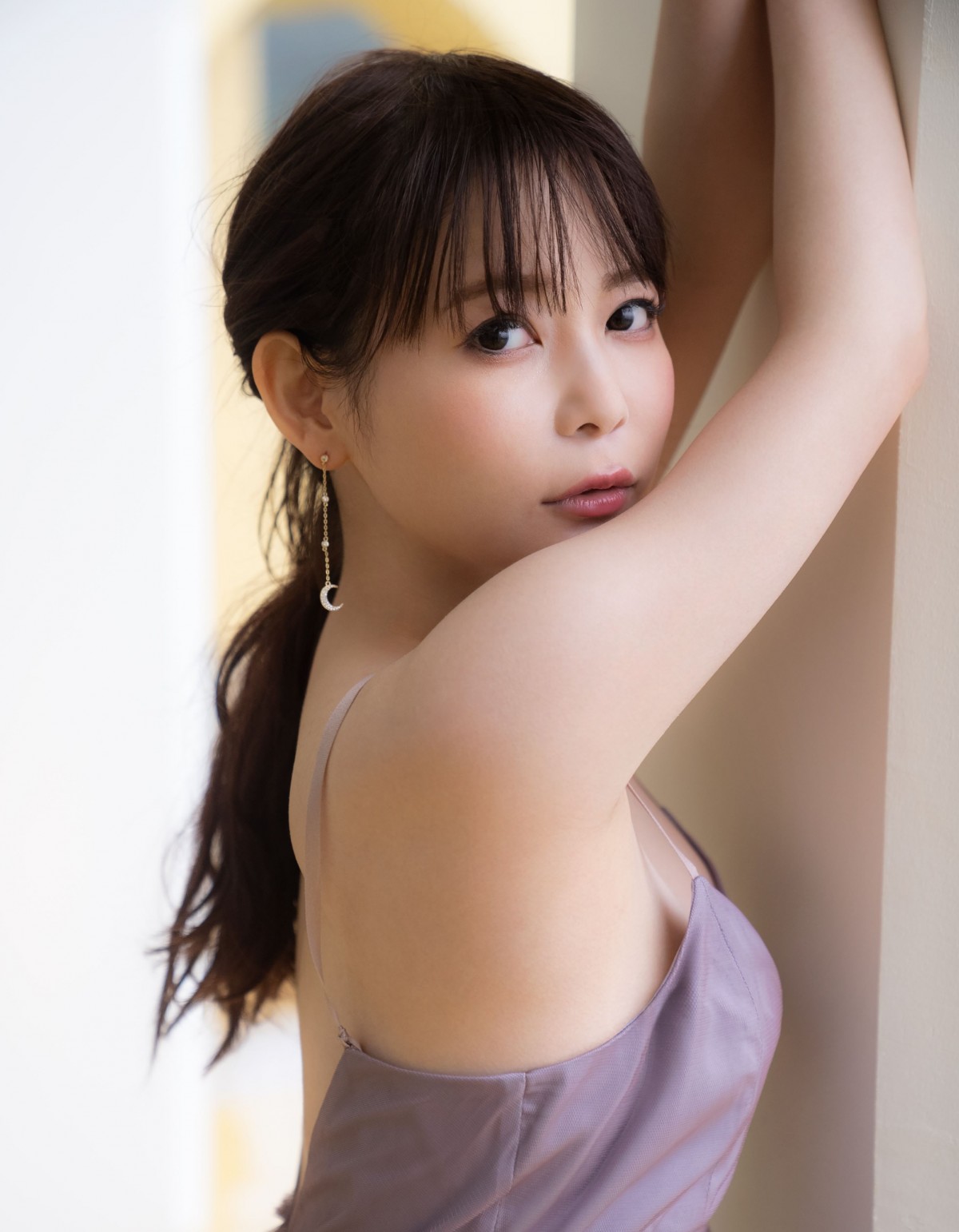 中川翔子、真っ赤なビキニの“美尻”カット初公開　Tシャツ1枚のレア写真も