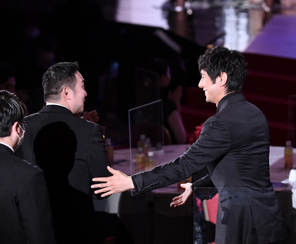 最優秀作品賞を受賞した『ドライブ・マイ・カー』の濱口竜介監督(左)と主演の西島秀俊(右)