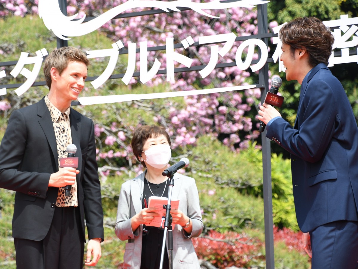 エディ・レッドメイン、3年4ヵ月ぶり5度目の来日　宮野真守と熱い抱擁を交わす！