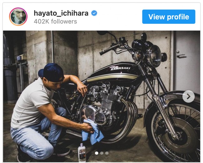 ムッキムキの腕で黙々とバイクを磨き上げる市原隼人　※「市原隼人」インスタグラム