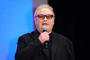 秋山純監督、映画『20歳のソウル』完成披露舞台あいさつに登場