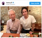 祖父と並んで笑顔を見せる山下智久　※「山下智久」インスタグラム