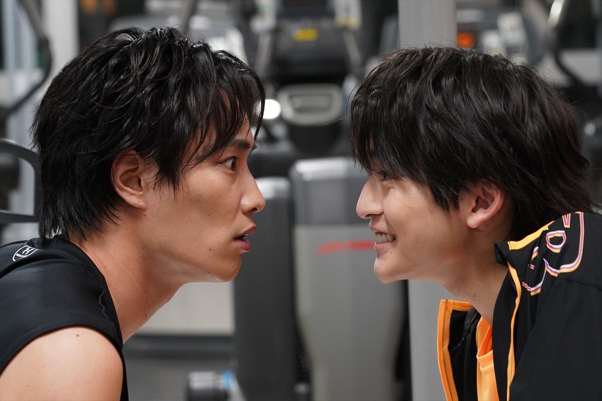 ドラマ『悪女(わる) ~働くのがカッコ悪いなんて誰が言った?~』より“小野忠”鈴木伸之&“山瀬くん”高橋文哉の場面写真
