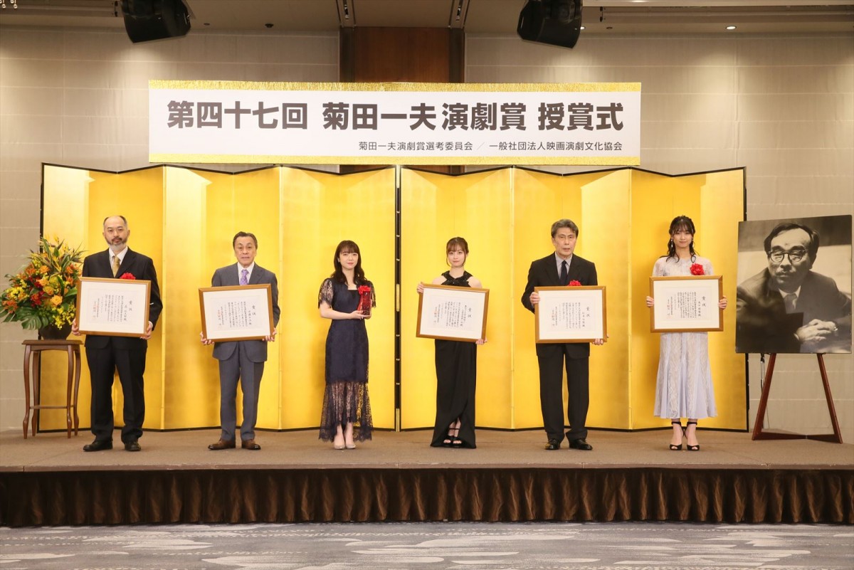 橋本環奈×上白石萌音、『千と千尋の神隠し』菊田一夫演劇大賞受賞に喜び　「みんなで一つの賞をいただけたことがとても嬉しい」