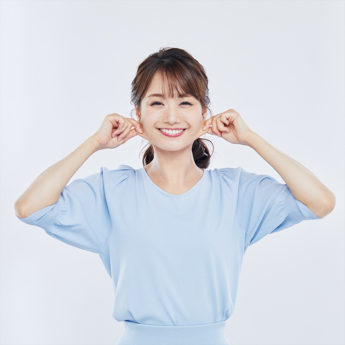 『めざましテレビ』井上清華アナ、表情エクササイズを実践　人気コーナー「スマイル・チャージ！」書籍化