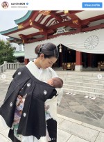 【写真】すみれ、お宮参りショット公開　息子を見つめる姿に「すっかり優しいお母さんの顔」「素敵です」の声　