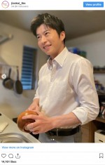 皿洗いをする田中圭　※ドラマ『持続可能な恋ですか？』公式インスタグラム