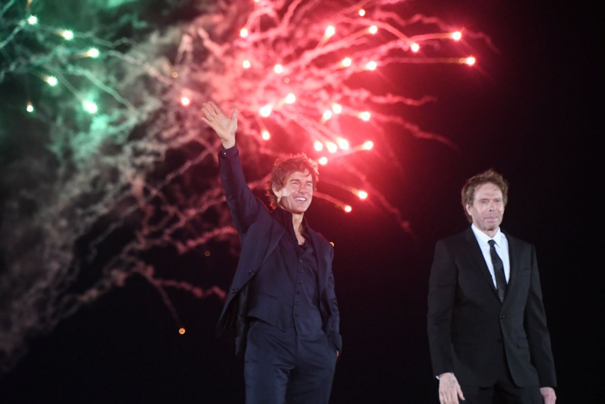 トム・クルーズ、ファンのために花火150発をプレゼント！ 「来年も、その翌年も来ます！」