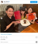 同僚らからの結婚祝福を報告する久慈暁子（右）と堀池亮介（左）、小野寺結衣（中央） ※「久慈暁子」インスタグラム