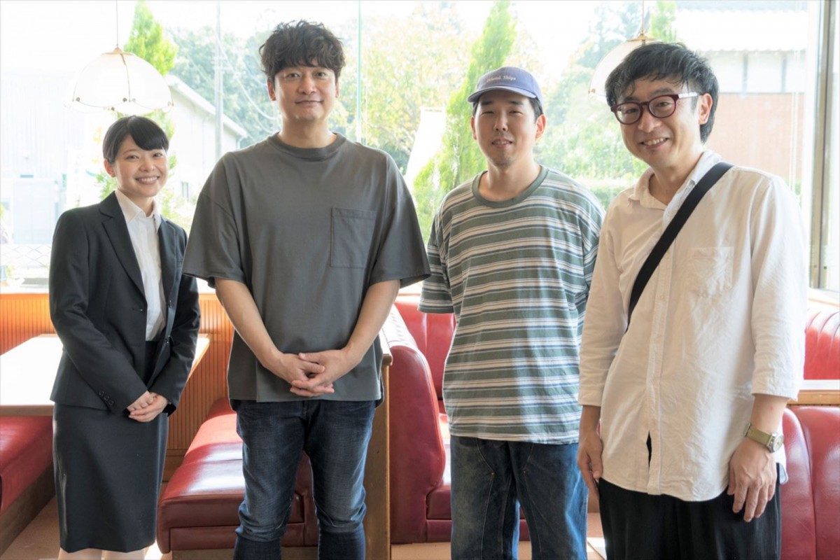 映画『犬も食わねどチャーリーは笑う』に出演する(左から)岸井ゆきの、香取慎吾、主題歌を担当するnever young beach安部勇磨、監督の市井昌秀