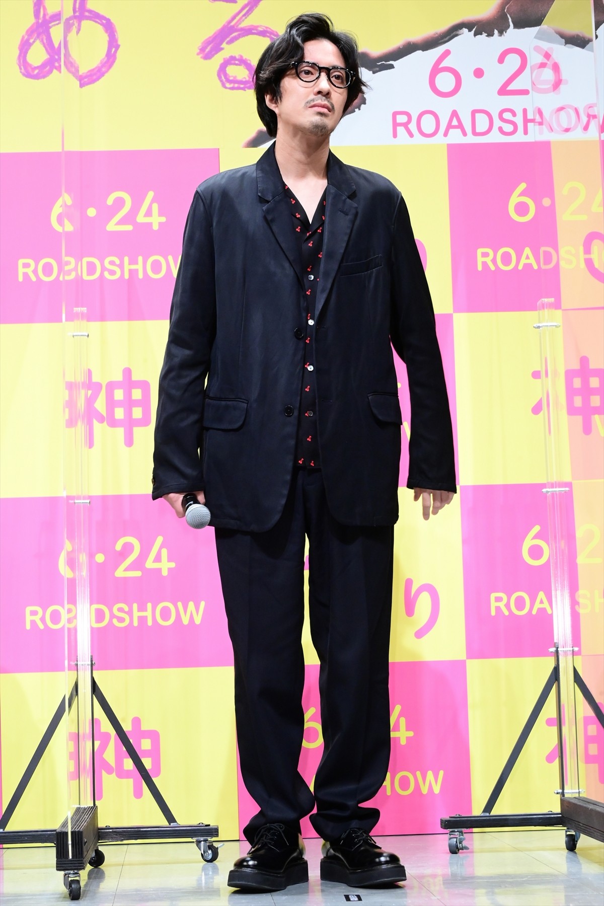ムロツヨシ暴走　アドリブの“花道歩き”に観客大喜び