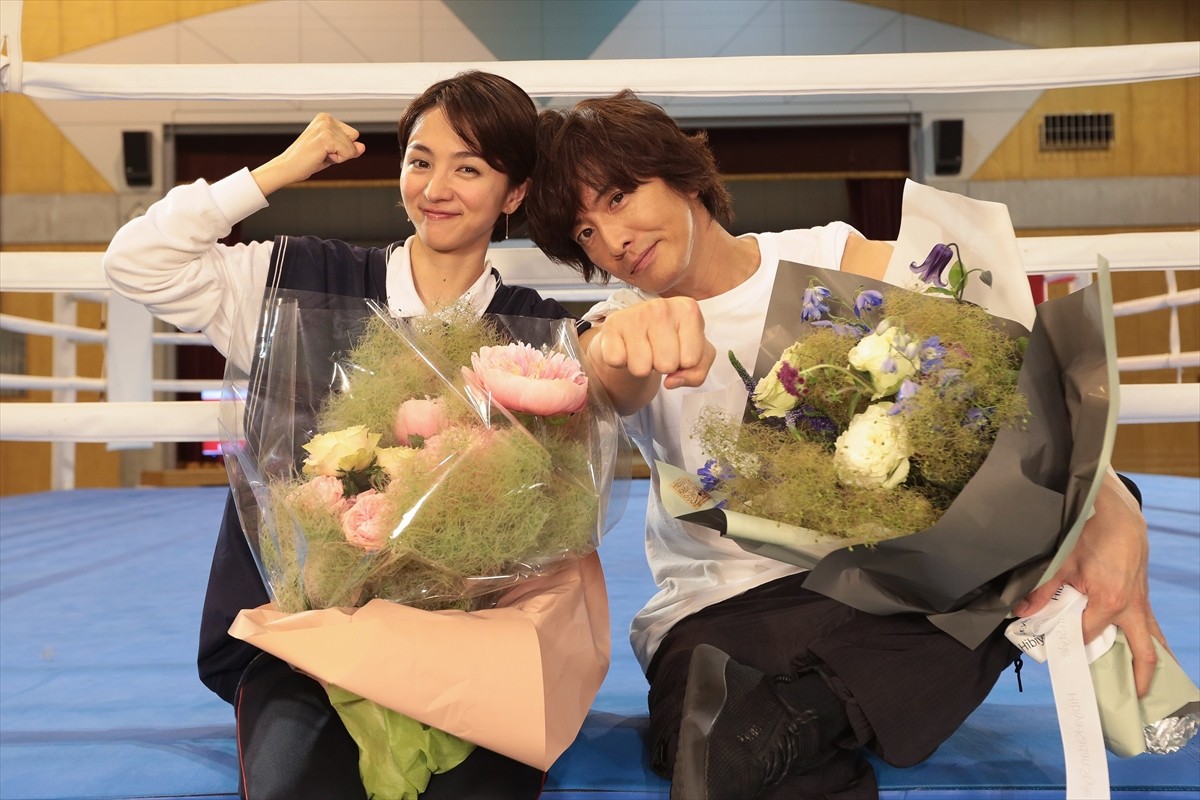 ドラマ『未来への10カウント』オールアップを迎えた(左から)満島ひかり、木村拓哉