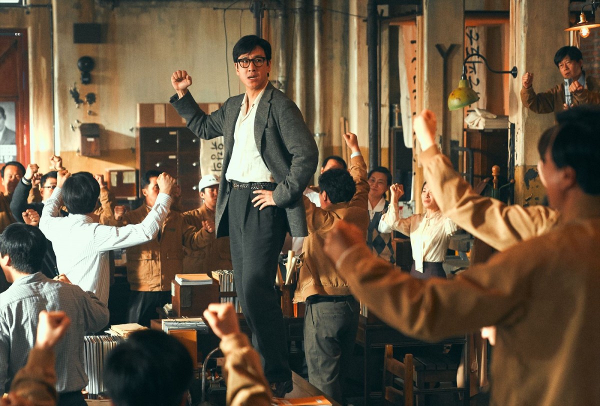 ソル・ギョング×イ・ソンギュン共演　生き馬の目を抜く苛烈な大統領選の裏側描く『キングメーカー　大統領を作った男』予告編解禁