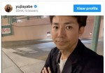 ビバリーヒルズでスタイリッシュな待ち合わせ姿を披露する綾部祐二　※「綾部祐二」インスタグラム