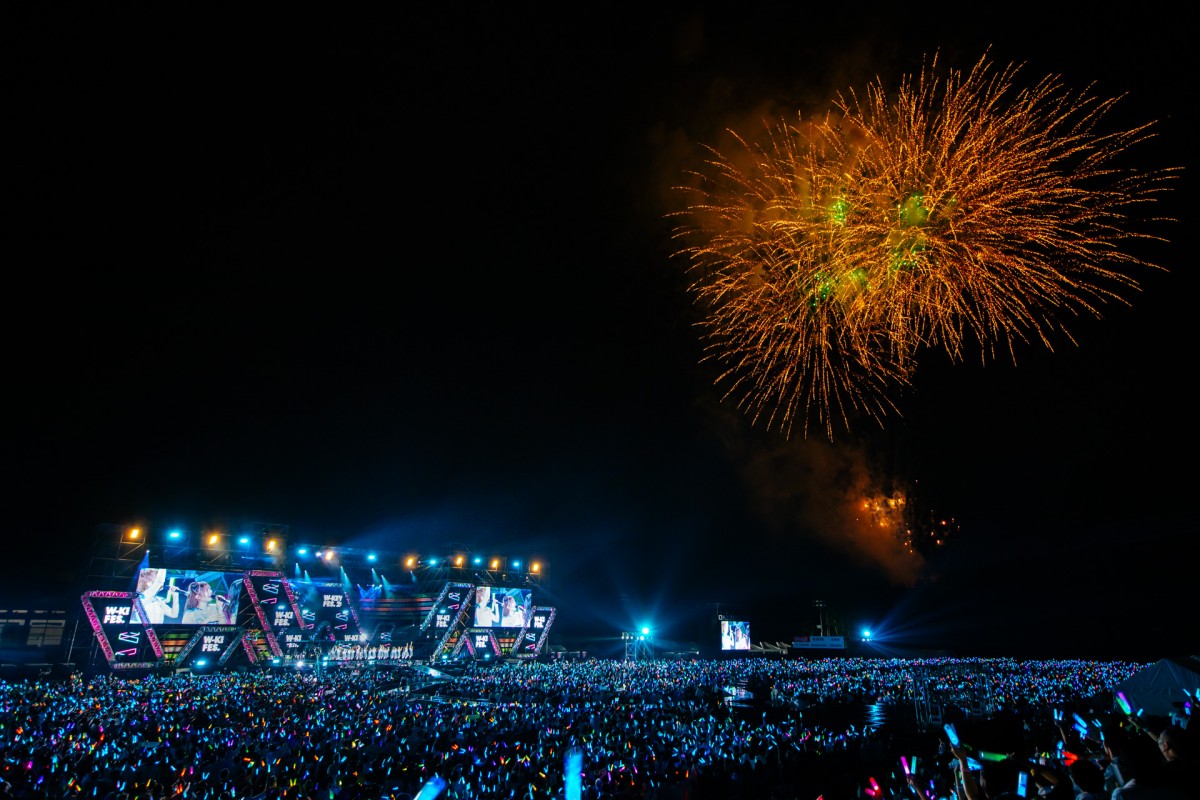 日向坂46、“W-KEYAKI FES.”で欅坂46曲を披露　ラストで会場は欅坂×櫻坂×日向坂カラーに