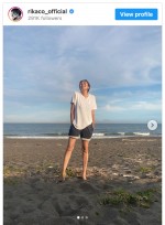 【写真】RIKACO、“白Tにスエット”で海辺　飾らない休日の姿に反響「爽やかカッコいい」