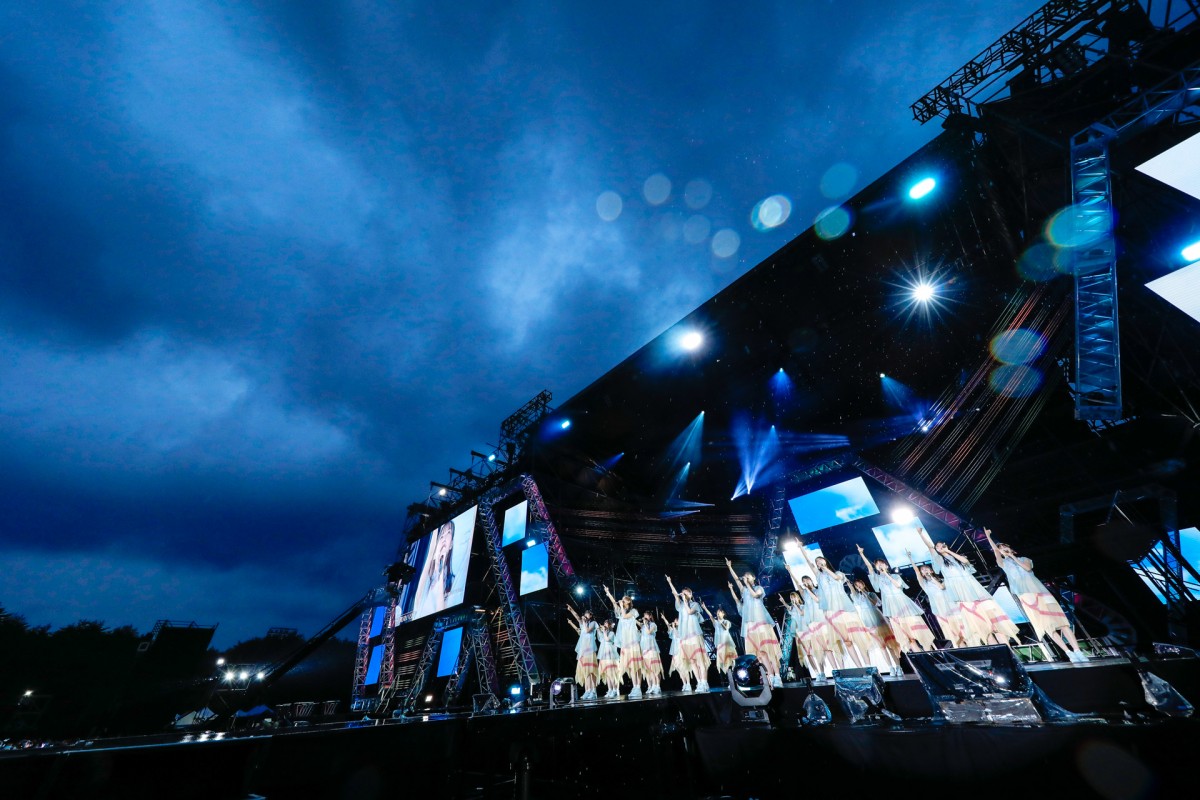 日向坂46、“W-KEYAKI FES.”で欅坂46曲を披露　ラストで会場は欅坂×櫻坂×日向坂カラーに