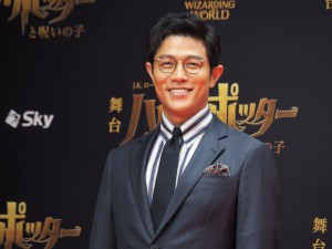 『ハリー・ポッターと呪いの子』開幕 初日レッドカーペットに登壇した鈴木亮平