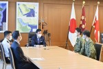 『テッパチ！』町田啓太と佐野勇斗が防衛大臣を表敬訪問、懇談の様子