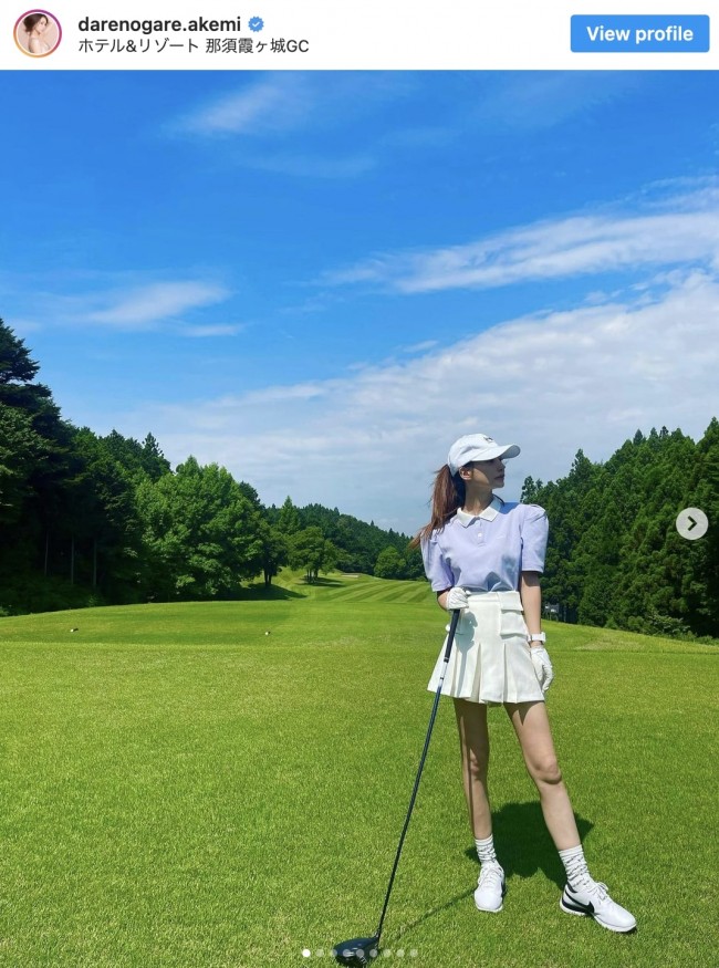 ゴルフウェアでポーズを決めるダレノガレ明美　※「ダレノガレ明美」インスタグラム