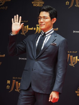 『ハリー・ポッターと呪いの子』開幕 初日レッドカーペットに登壇した鈴木亮平
