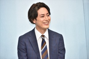 間宮祥太朗、月10ドラマ『魔法のリノベ』制作発表会見に登場