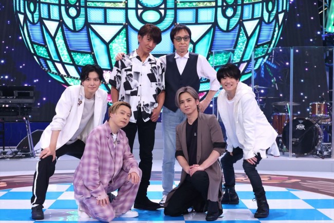 『LOVE LOVE あいしてる 最終回・吉田拓郎卒業SP』に出演する(左から時計回りに)生田斗真、木村拓哉、吉田拓郎、風間俊介、堂本光一、堂本剛