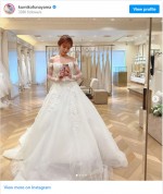 “くみっきー”舟山久美子、当初2020年に予定していた結婚式の時のウエディングドレス姿　※「舟山久美子」インスタグラム