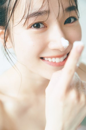 櫻坂46・守屋麗奈1st写真集『笑顔のグー、チョキ、パー』より
