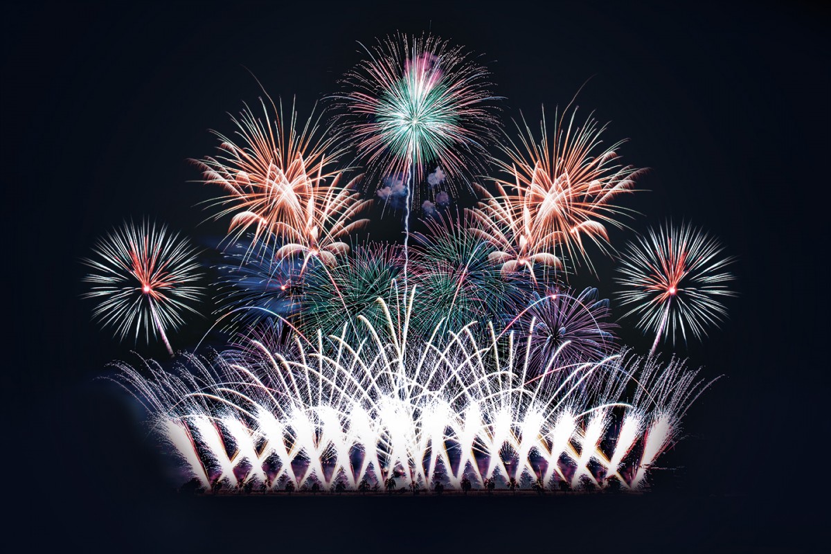 大阪・万博記念公園で“花火ショー”開催！　1万5000発の花火が夜空を彩る