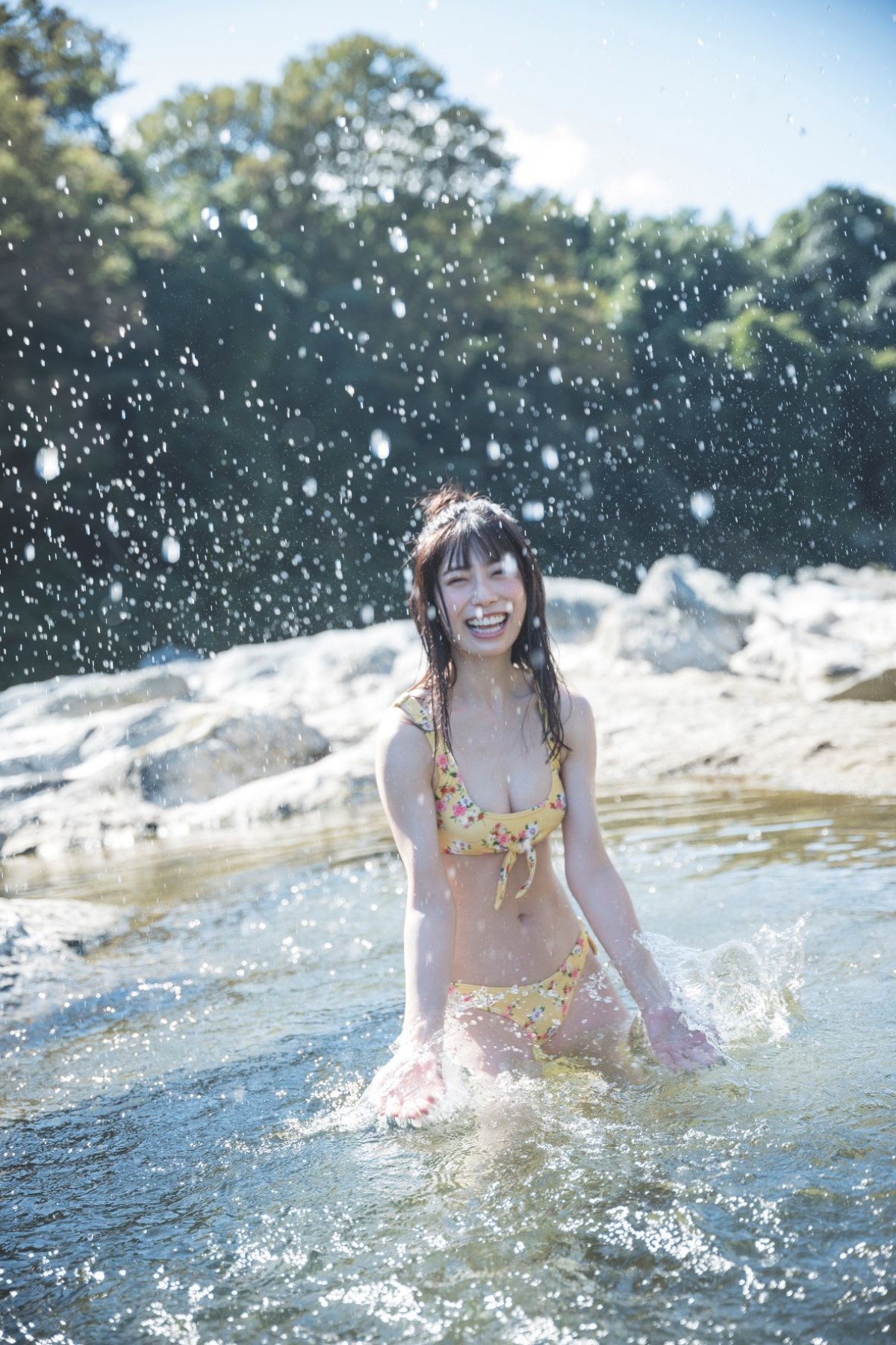 日向坂46・東村芽依、初の水着カット公開　「水浴びをしているようで楽しかった」