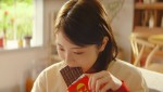 浜辺美波が出演　ロッテ「ガーナミルクチョコレート」新TVCM「アガる口どけ」篇カット