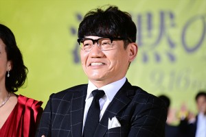 飯尾和樹、映画『沈黙のパレード』ジャパンプレミアイベント＆完成披露試写会舞台あいさつに登場