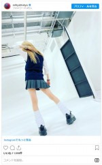 女子高生の制服で決めた加藤ミリヤ　※「加藤ミリヤ」インスタグラム