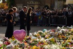 9月8日（現地時間）に崩御したエリザベス女王を追悼するたくさんの花束やメッセージを前に