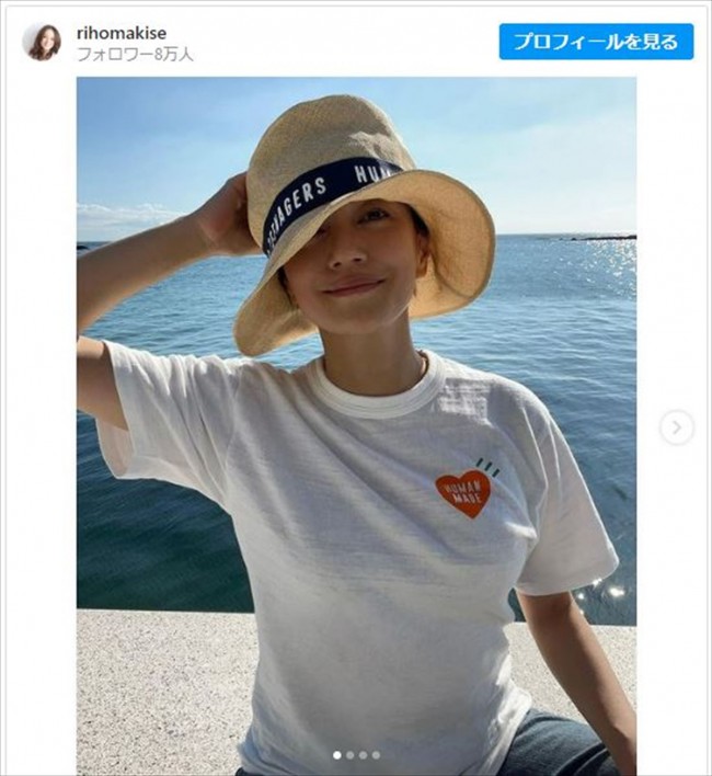 Tシャツコーデを披露した牧瀬里穂 ※「牧瀬里穂」インスタグラム