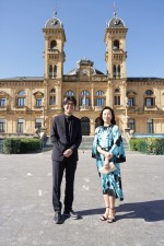 映画『百花』　サン・セバスティアンの名所・サン・セバスティアン市庁舎で撮影した（左から）川村元気監督、原田美枝子