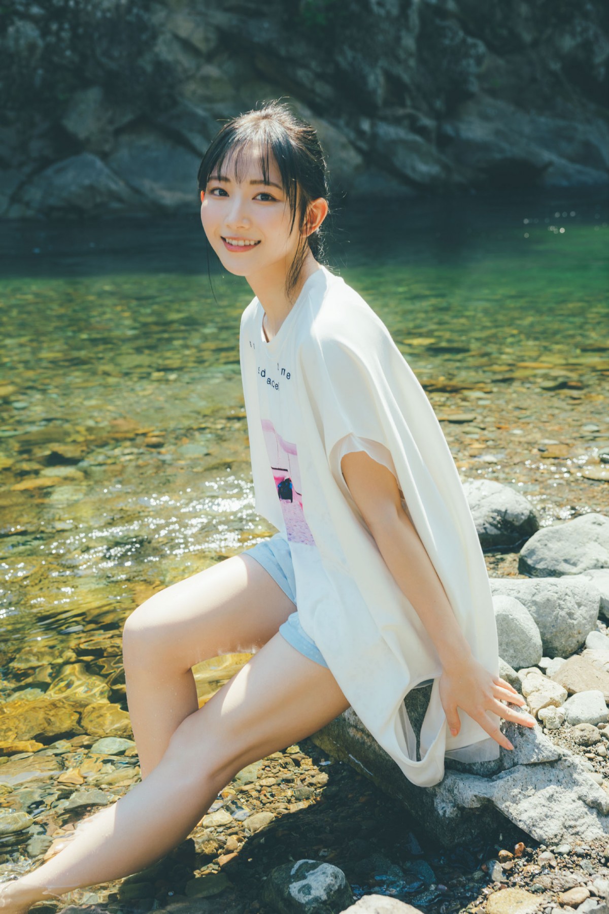 篠崎愛、ビキニで豊満ボディを披露