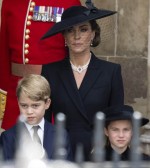 エリザベス女王の国葬に参加した（左から）ジョージ王子、キャサリン皇太子妃、シャーロット王女