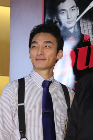 草なぎ剛、舞台『burst！〜危険なふたり～』囲み会見に登場