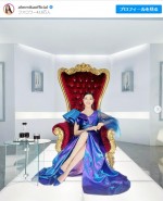 【写真】アンミカ「気分は女王様」　王座のいすに座る豪華絢爛な姿に「美しすぎる」「素敵」