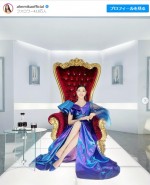 オートクチュールのドレスで王座の椅子に座るアンミカ　※「アンミカ」インスタグラム