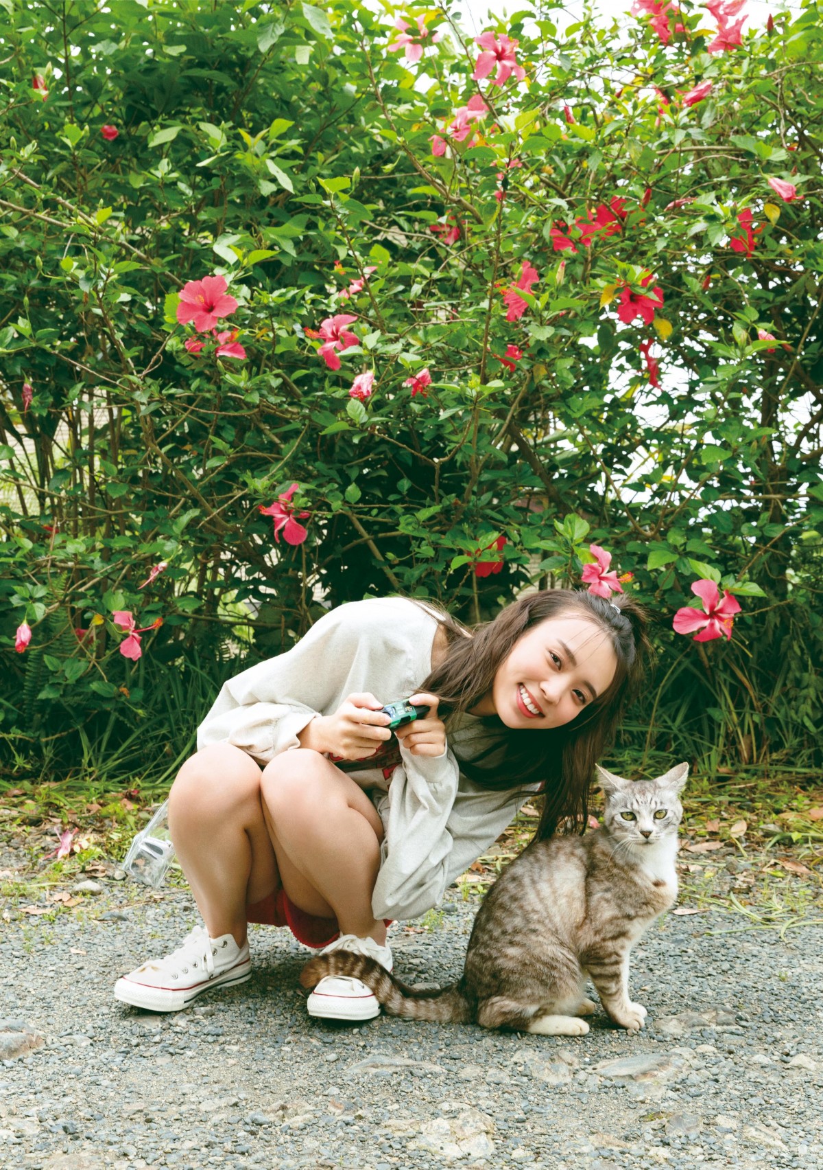 櫻坂46・小林由依2nd写真集、裏表紙4種を公開　猫との2ショット、大人かわいいカットも