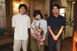 土曜ドラマ『初恋の悪魔』より（写真中）松岡茉優のクランクアップの様子