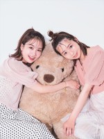 『フジテレビアナウンサーカレンダー2023～Aurora～』より　（左から）井上清華、小室瑛莉子