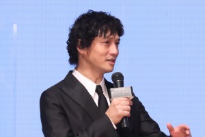 安藤政信、縦型ドラマ『トップギフト』完成報告イベントに登場