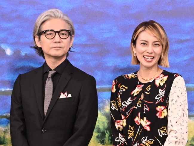映画『Dr.コトー診療所』製作報告会見に出席した(左から)吉岡秀隆、柴咲コウ