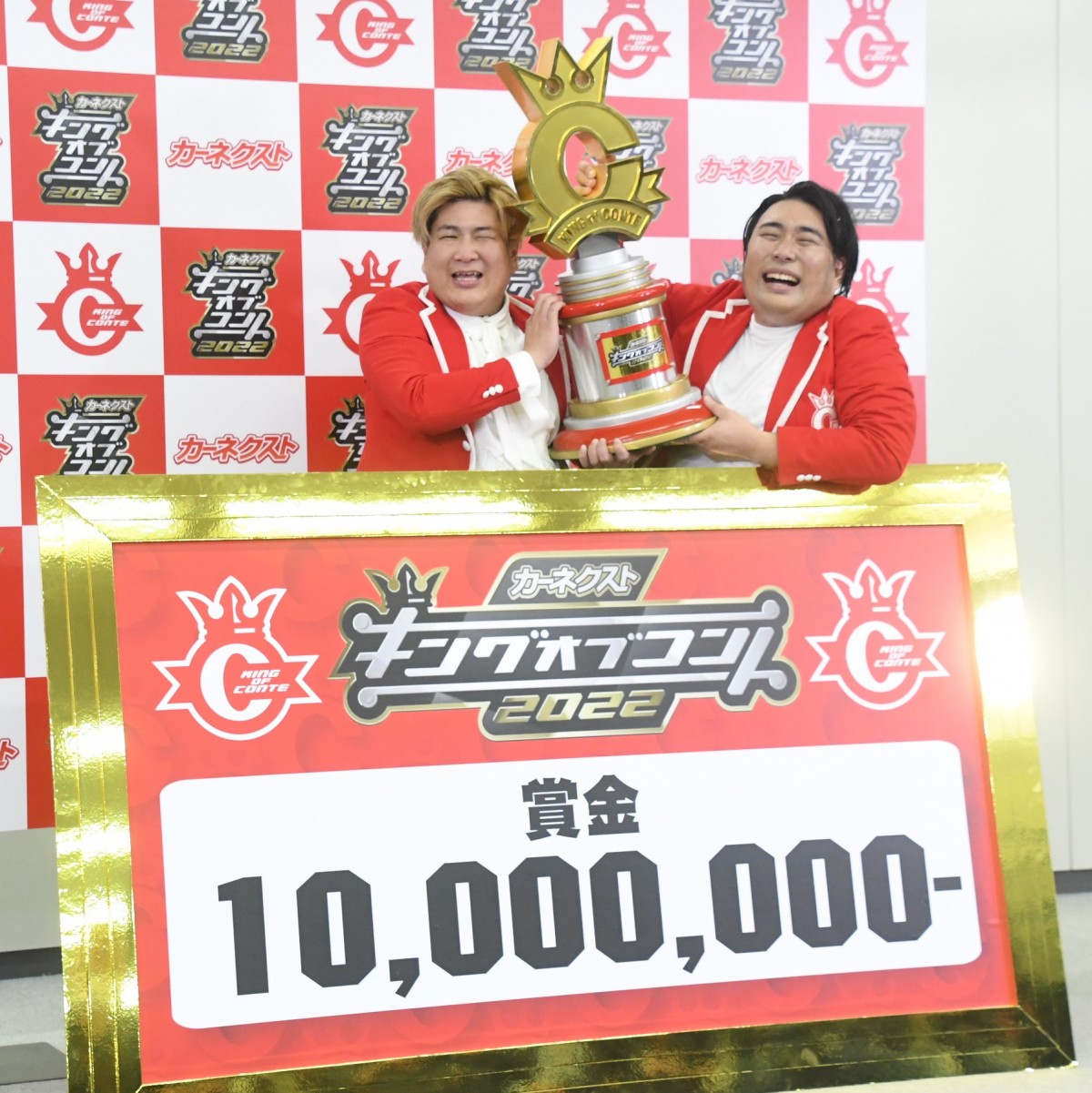 『KOC』優勝のビスケットブラザーズ、優勝トロフィーで流血　賞金の使い道を語る