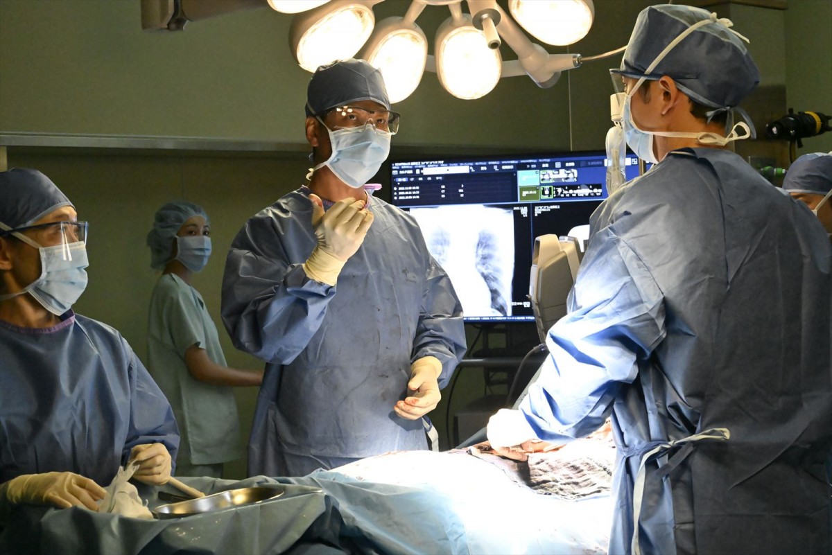 『祈りのカルテ』第2話　諏訪野の新たな研修先は外科　手術を拒否する患者に複雑な心境