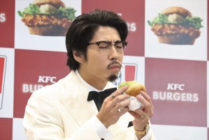 「ケンタッキーバーガー本気宣言」発表会に登壇した賀来賢人